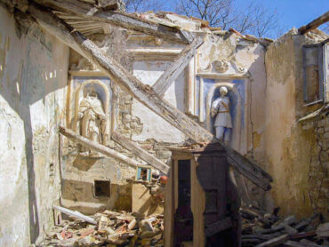 Interno Chiesa Caresto 2003 con statue