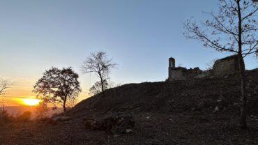 castello di caresto al tramonto
